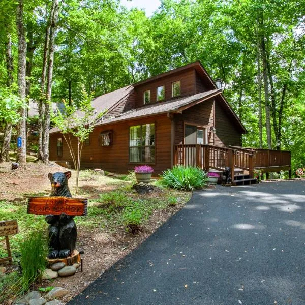 Little Cub Cottage - Mtn Views & Community Pools, khách sạn ở Gatlinburg