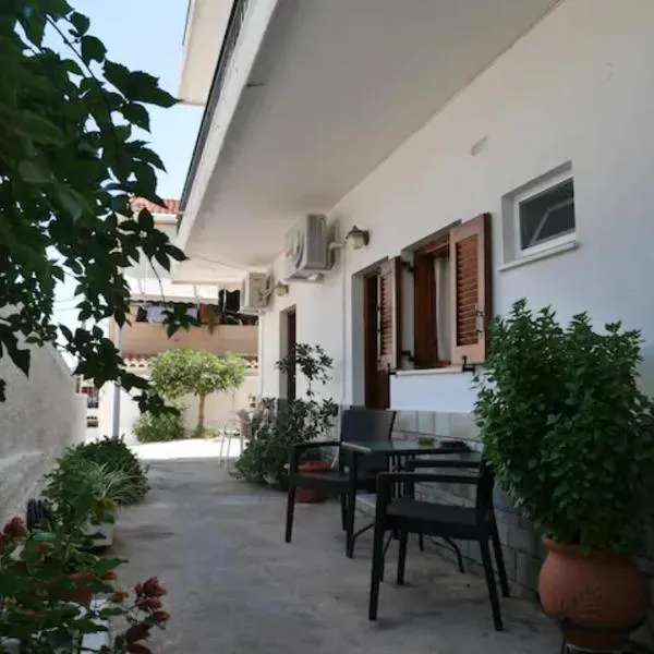 Chrysoula’s Convenient Triple Room with Yard, hotel v destinaci Monemvasia