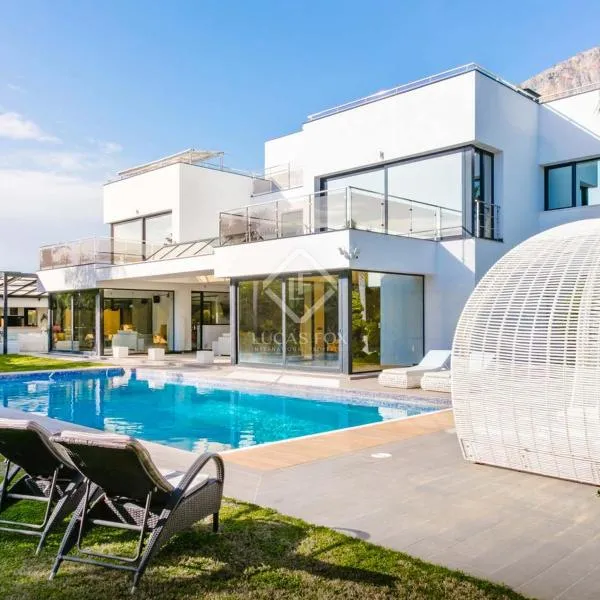 Grandes apartamentos de lujo en una casa con piscina en Javea, hotel en Montgó