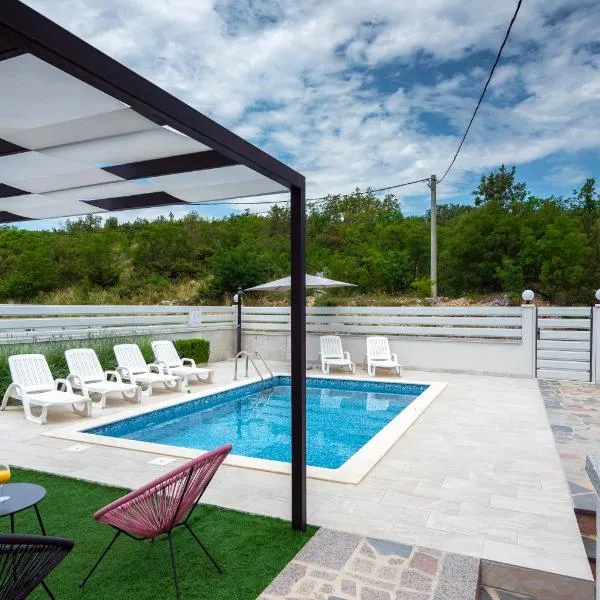 Luxury with gallery, heated pool only for you-KLIS CRO, viešbutis mieste Klis