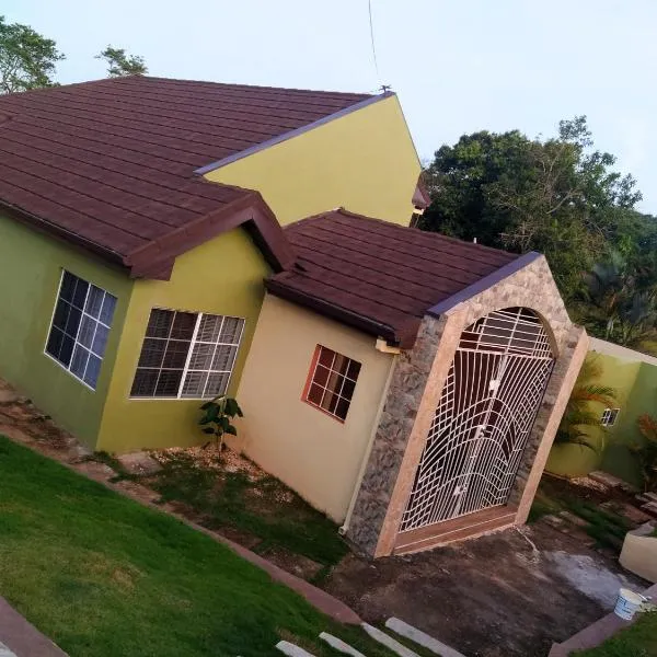 Gables Vacation Rentals with Private Gated Parking Onsite, hotell i Knockpatrick