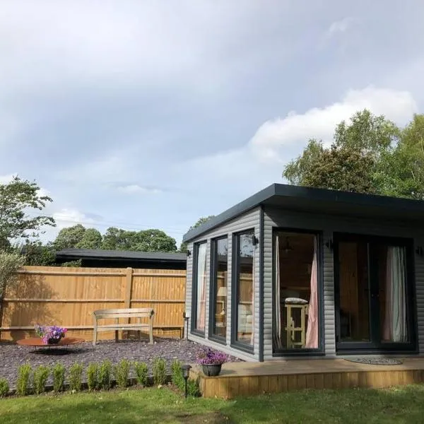 Self Contained Garden Studio with stunning views, hótel í Goudhurst