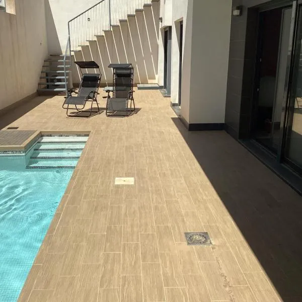HouseSleeps6-Pool-Beach-Garden-Solarium-PetOK, hotel v destinaci Playas de Orihuela