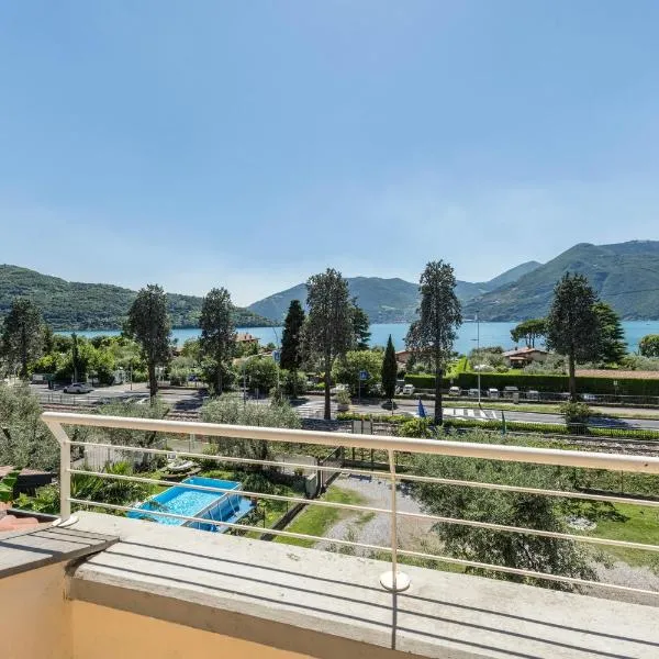 Casa Caterina Mansarda vista Lago, hotel in Marone