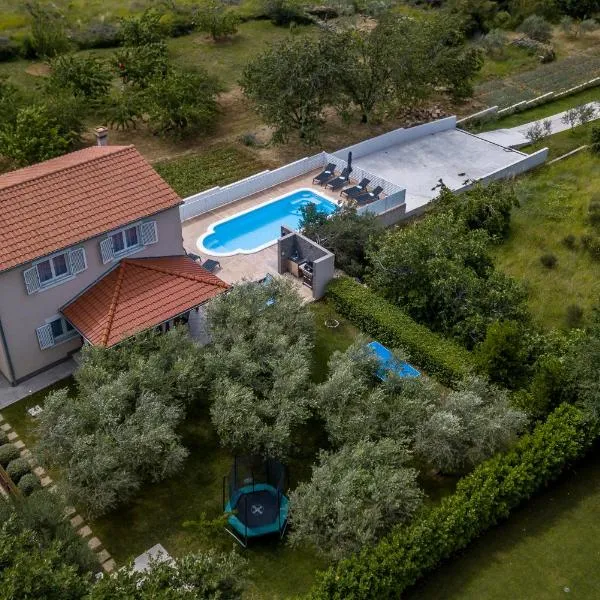 Villa Arbareto with heated swimming pool、Srinjineのホテル
