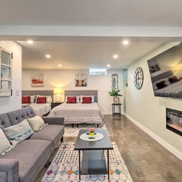 Ski and Hike Cozy Dtwn Reno Studio with Fireplace、リノのホテル