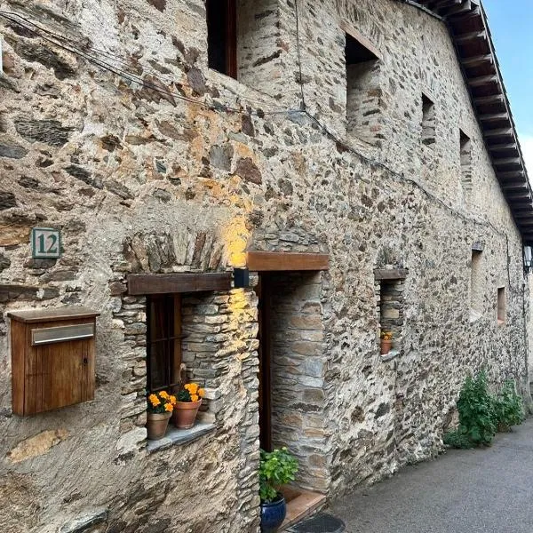 Casa Tapiolas Rectoría, hótel í Molló