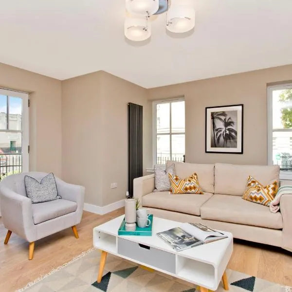 Modern City Centre 2 Bedroom 2 Bathroom Apartments, Main Door Ground with Private Parking, Hotel in Edinburgh