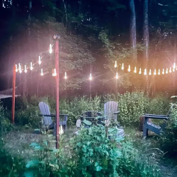 Cozy Cottage with Jacuzzi, Sauna, Fire Pit and Reading Nook!, hôtel à Livingston Manor