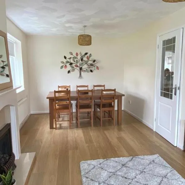 Isle of Anglesey Spacious Home, hotel in Llanfairpwllgwyngyll