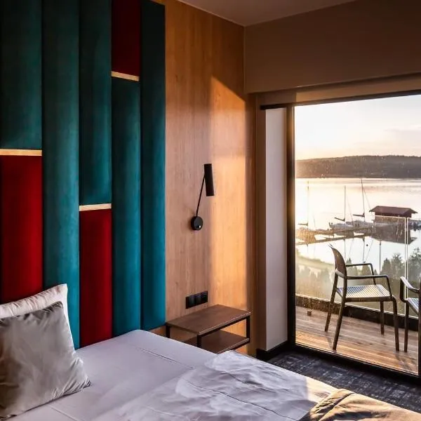 OTTON-Charzykowy Bed&Restaurant، فندق في خوينيتسا