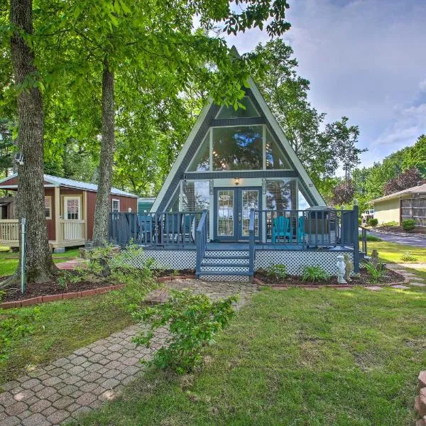 Deck, Boat Slip and Views Lake Hamilton Cabin!, hotel in Hot Springs
