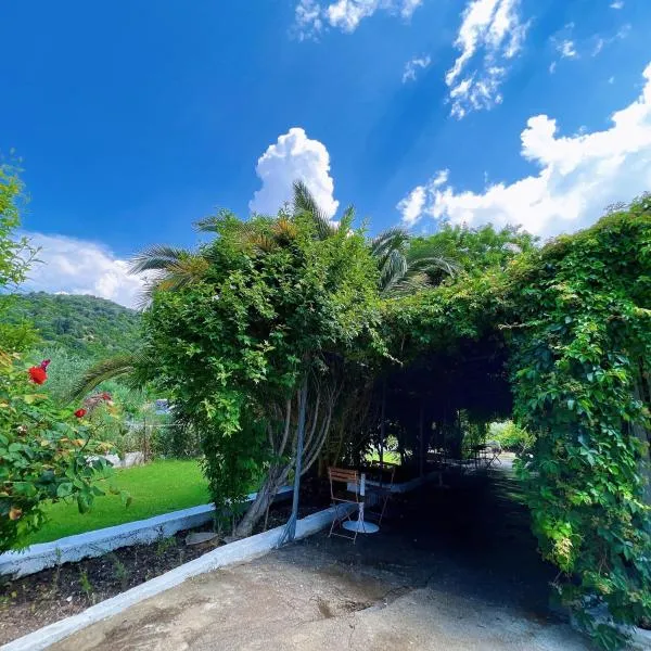 Garden Villa Naza, hotel in Piqeras