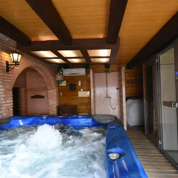 Casa rural de estilo rustico con SPA, hotel in Almagro