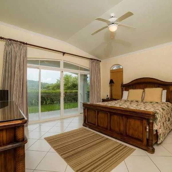 Los Suenos Resort Colina 5E two bedroom by Stay in CR, hotel Herradurában