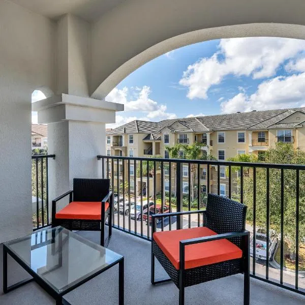 Newly Renovated Condo wFREE Resort Access, hotel a Orlando