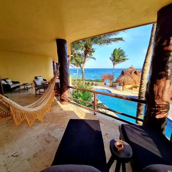 STYLISH OCEANFRONT CONDO with POOL, hotel v destinaci Mahahual