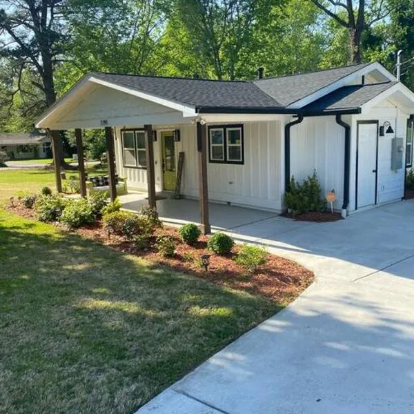 Cozy 2-bedroom Farmhouse with parking on premise, hotel v destinaci Smyrna