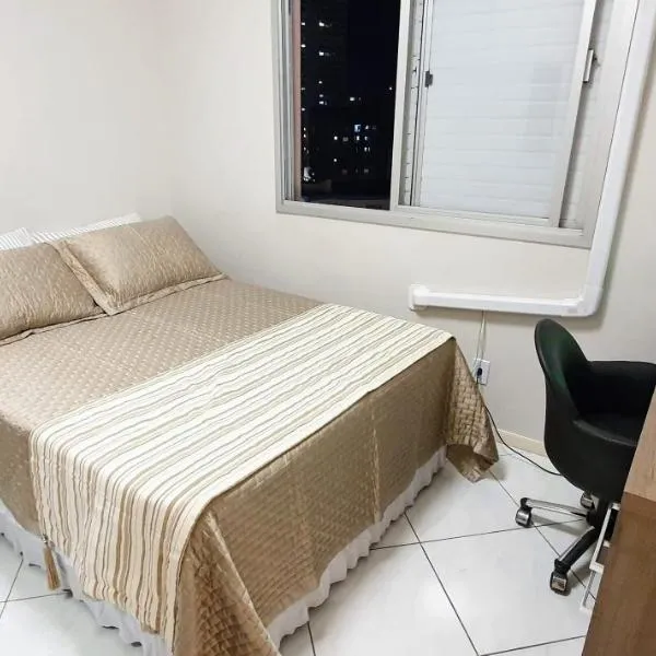 QUARTO TOP no CENTR0 com Cama Box de casal - acomoda até 2 pessoas - Home Office - WIFI - Smart TV com Apps Youtube - Cozinha - banheiro - Sala de Estar - Apto compartilhado com Anfitriões experientes em hospedar - Superhost no BnB 5 estrelas, hotel in Criciúma