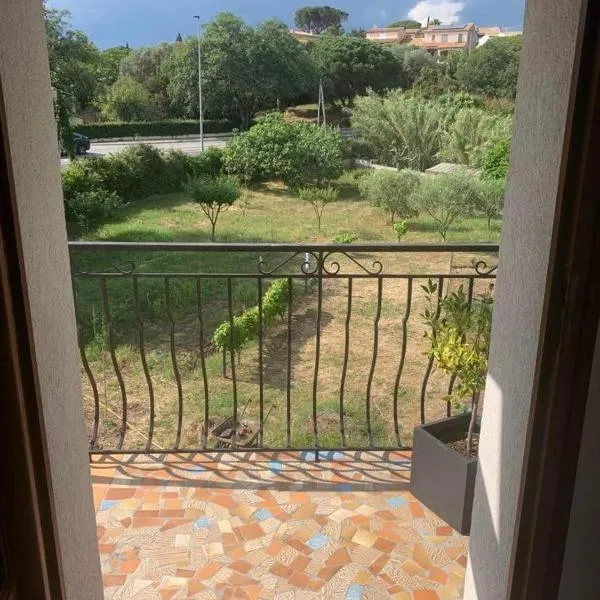 Appartement indépendant dans villa, entre Fréjus et St Raphaël, hotel v destinácii Fréjus
