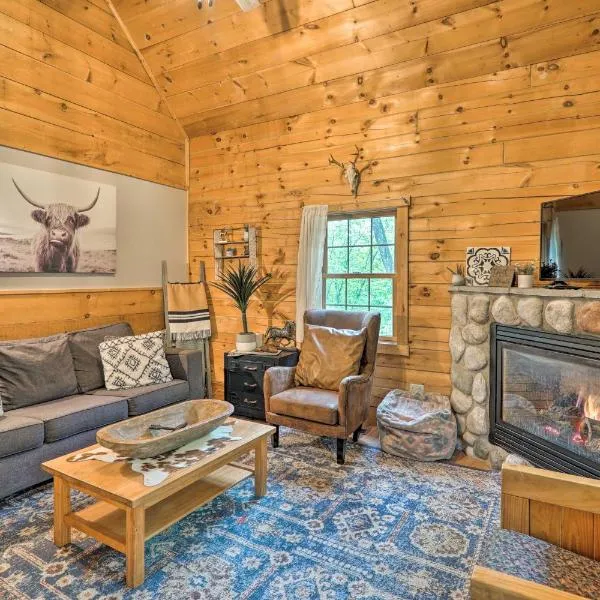 Cozy Retreat with Porch and Double JJ Resort Access!, hotel v destinaci Rothbury
