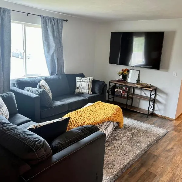 The Perfect 3 Bedroom Apartment - Central location, hotel in Fairbanks