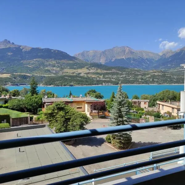 Studio vue sur lac et montagne, hotel in Savines