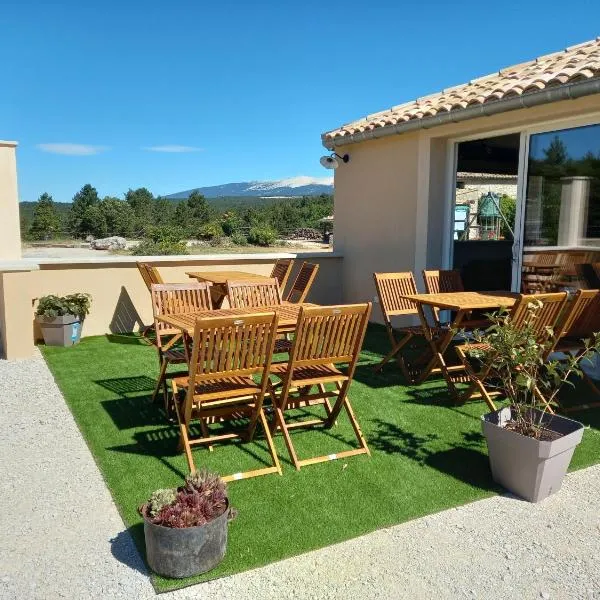 A Ventoux Yourte, hotel v destinaci Monieux