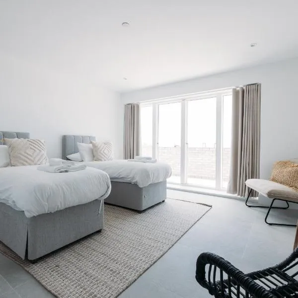 NEW Luxury Coastal Apartment with vast sea views, hotel u gradu 'Saint Columb Major'