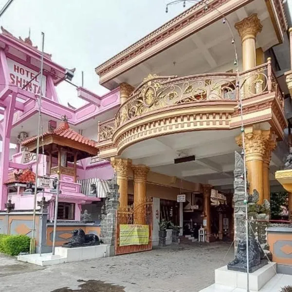 Hotel Shinta 1 near Stasiun Kertosono Mitra RedDoorz, hotel v destinaci Pelem