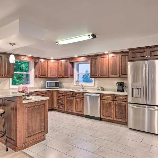 Cozy Seneca Falls Home Close to Cayuga Wine Trail!, hotel in Seneca Falls