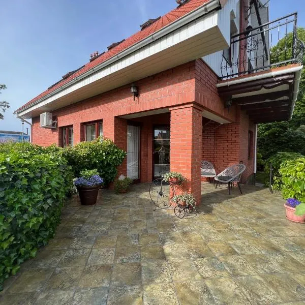 Willa Garden 2 z pięknym ogrodem i tarasem – hotel w mieście Ustronie Morskie