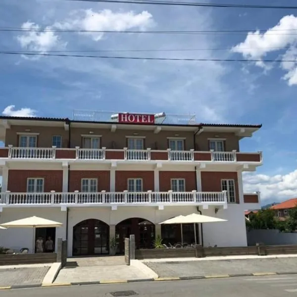 Hotel Xhelili, hotel em Belsh