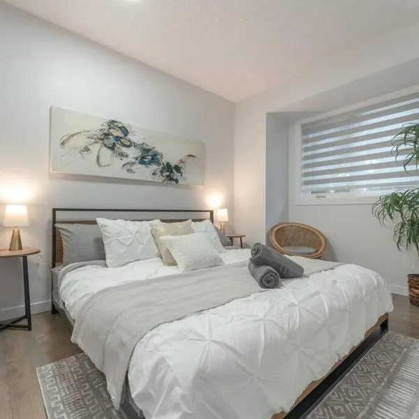 Chic Romantic3bed patio WIFI quiet retreat parking, hotel in Calgary