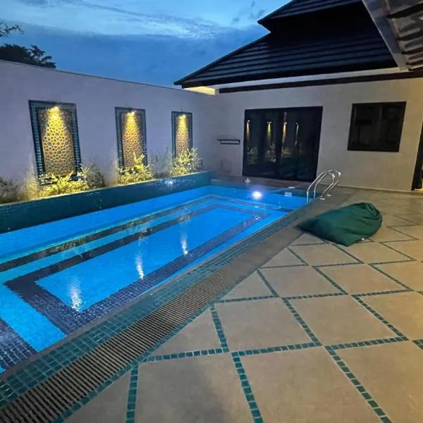 Villa Emerald: 3 Bedroom Pool Villa Near River, khách sạn ở Bentong