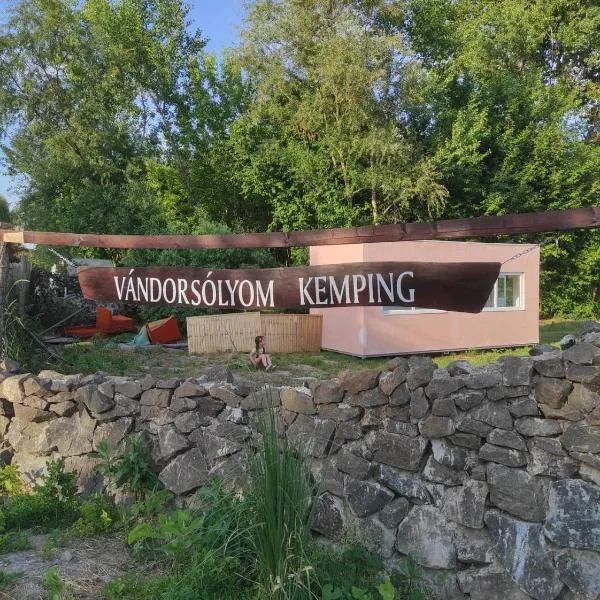 Vándorsólyom kemping, hotel en Nagymaros