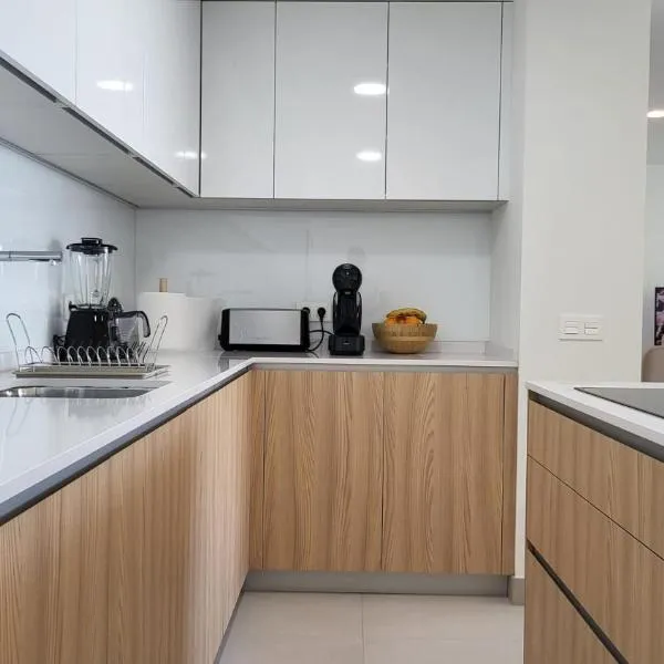High end large ground floor with luxury private pool and sea views, khách sạn ở Málaga