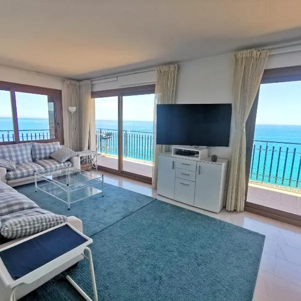 Spacious seafront apartment, hotel em Platja d'Aro