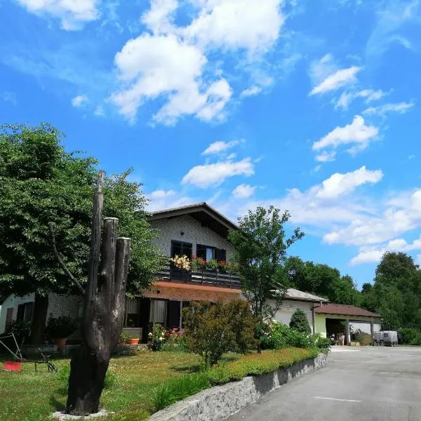 Deno, hotel a Hrušica