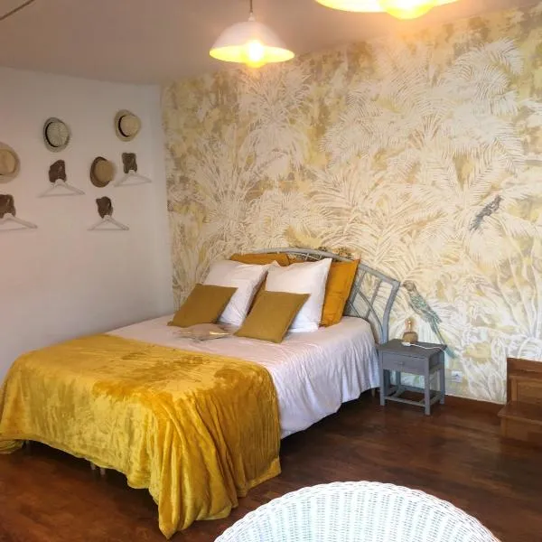 Grande Chambre Familiale JAUNE Tout Bonnement Bien – hotel w mieście Putot-en-Auge