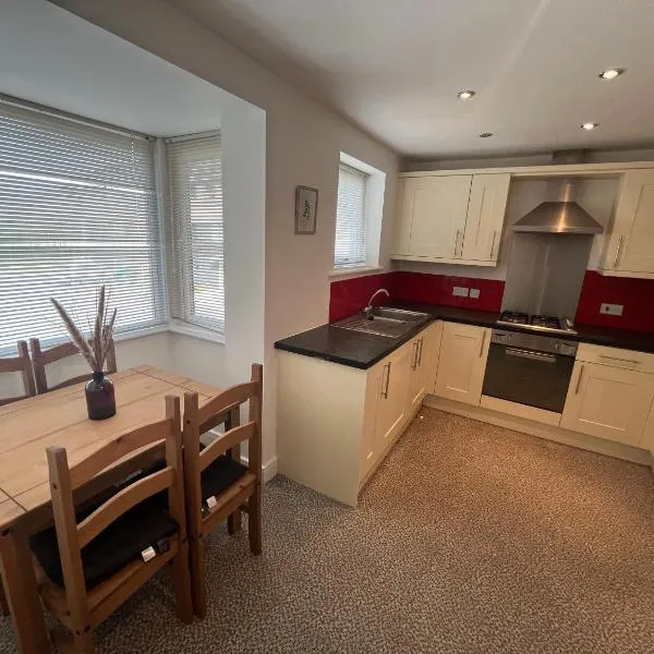 SUPER 4 Bedroom 9 Person 3 Bathroom MEGA HOUSE, hotel a Hull