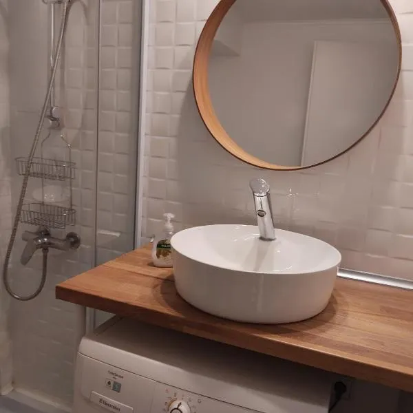 comfy condo Otopeni, hotel in Otopeni