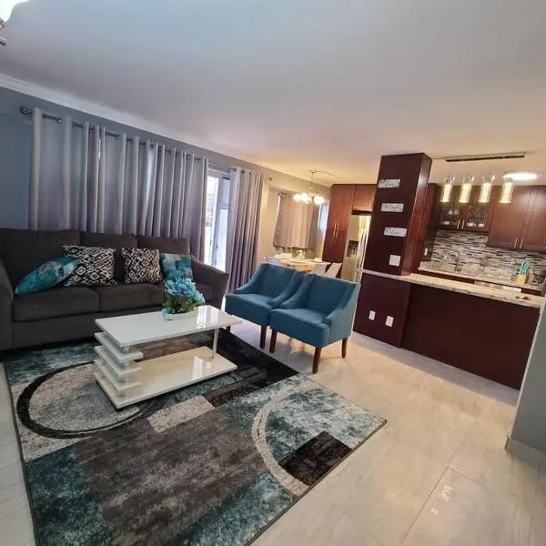 Lovely Condo 2 Bedrooms, 2 bathrooms, free 1 Parking at Waikiki Beach、ホノルルのホテル