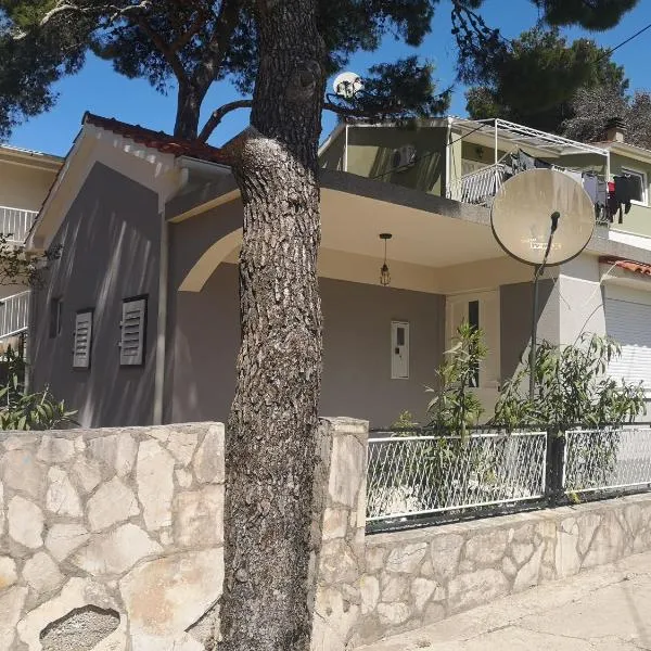 Mala kuća ispod borova, hotel v Primoštenu
