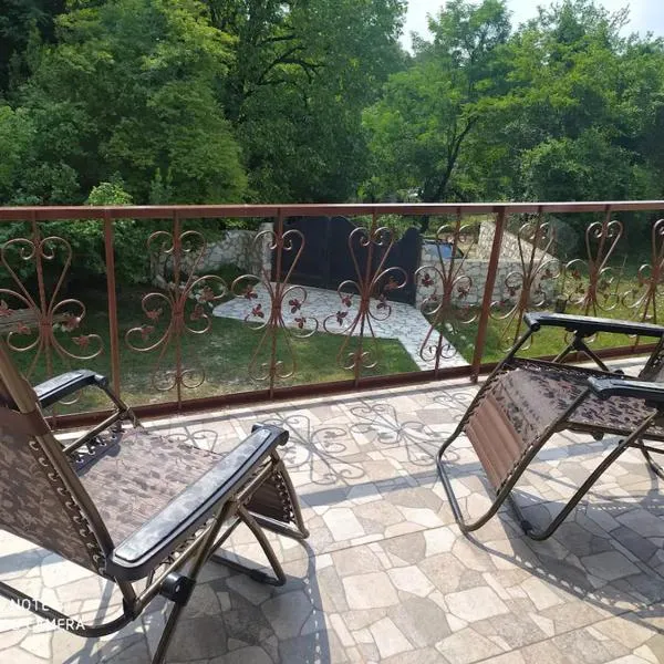Guest House House at the Forest სახლი ტყის პირას, hotel v destinaci Gordi