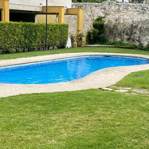 Adosado Portosin con piscina al lado de la playa, hotel in Goyanes