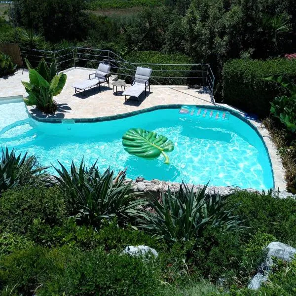 Relax tiny villas 40 meters of the beach, hotel di Lovište