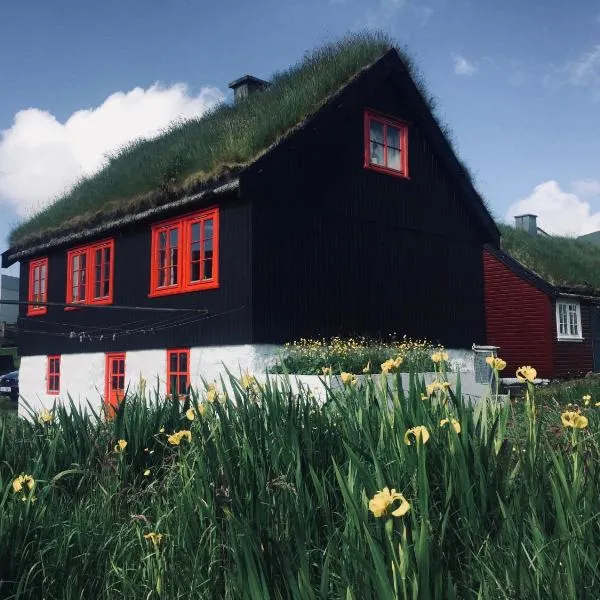 Turf House Cottage - Near Airport, hotel en Miðvágur