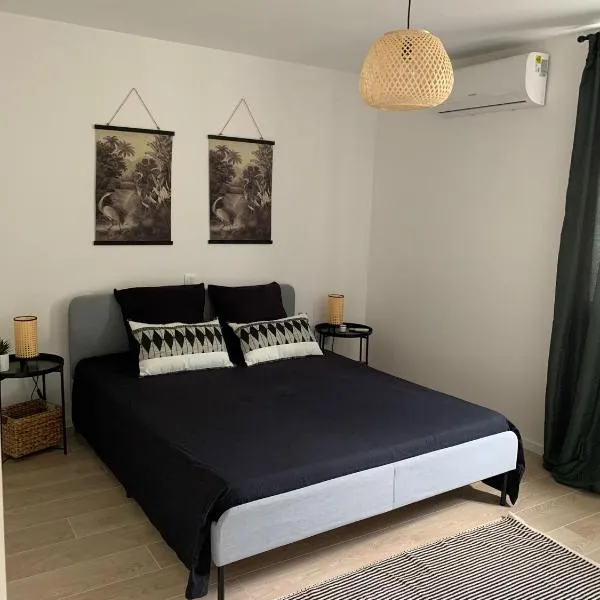 A cosy renovated one bedroom appartement with parking space and near the sea and the historical city center, hotel in Primošten