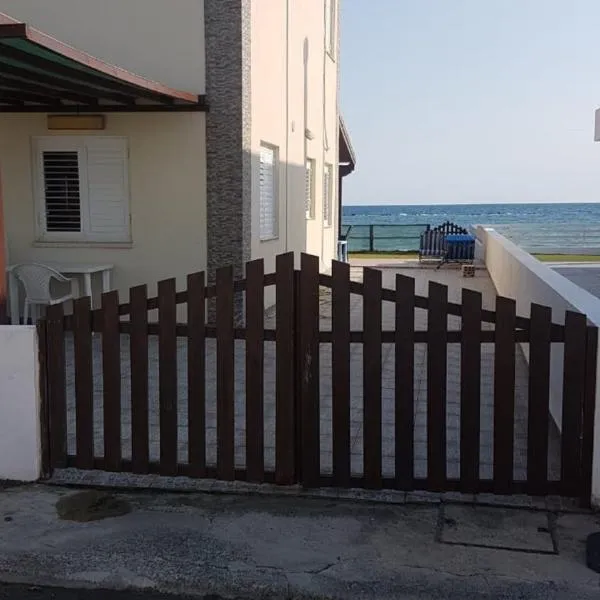 Panorama Beach House, 5 meters to the sea, готель у місті Мазотос